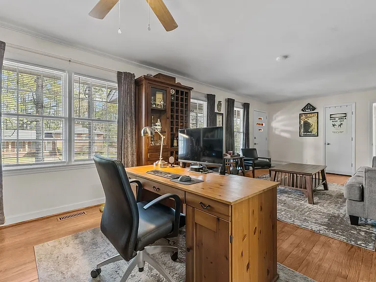 2125 Forest Hills Dr — Photo 8