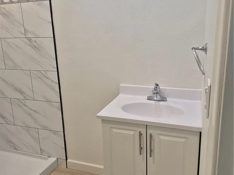 8913 Rathburn Ave — Photo 12