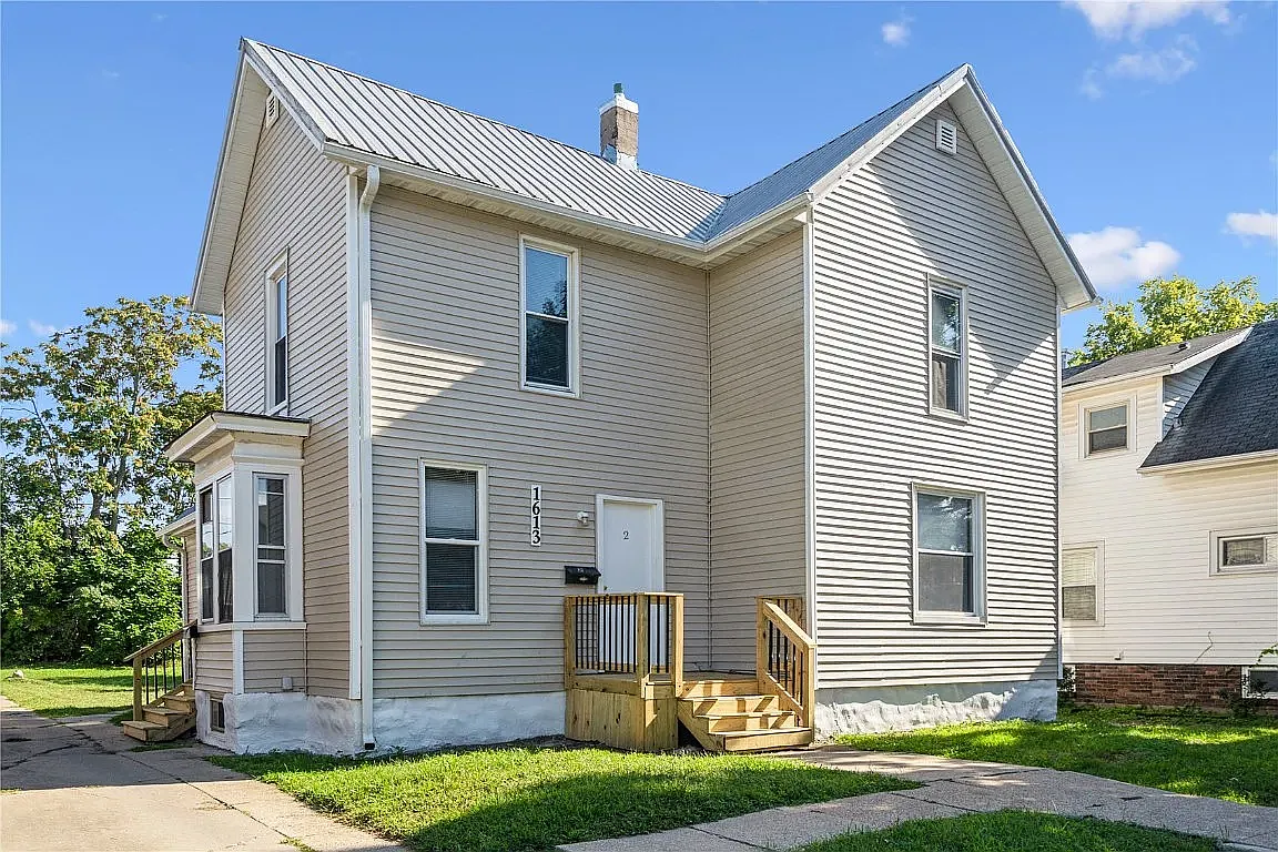1613 A Ave NE — Photo 1