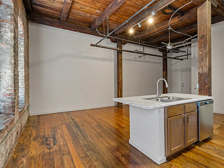 United Jewelers and Lee Hardware Apartments — Photo 31