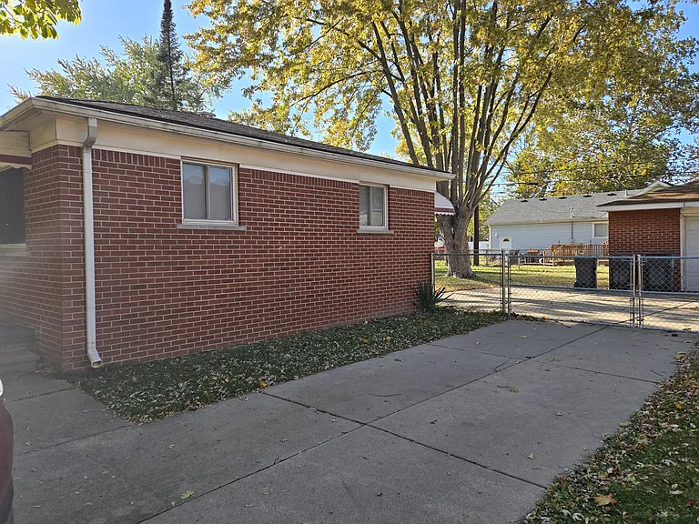 17629 Prospect St — Photo 28