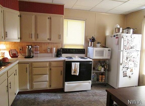 5th image of 202 E 23rd St