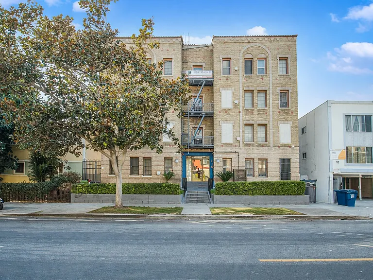 Catalina Apartments — Photo 1