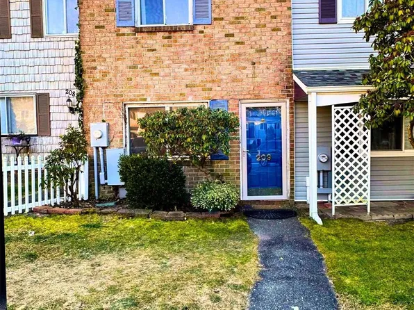 209 Hill Rise #209, Calverton, NY 11933