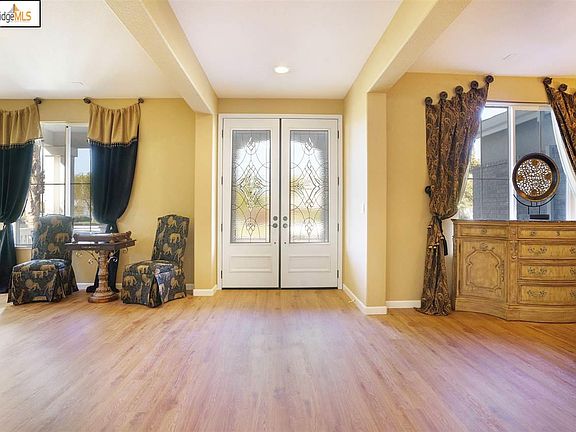 3rd image of 6000 Seneca Cir
