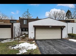 25 Briarwood Ln, Indian Head Park, IL 60525