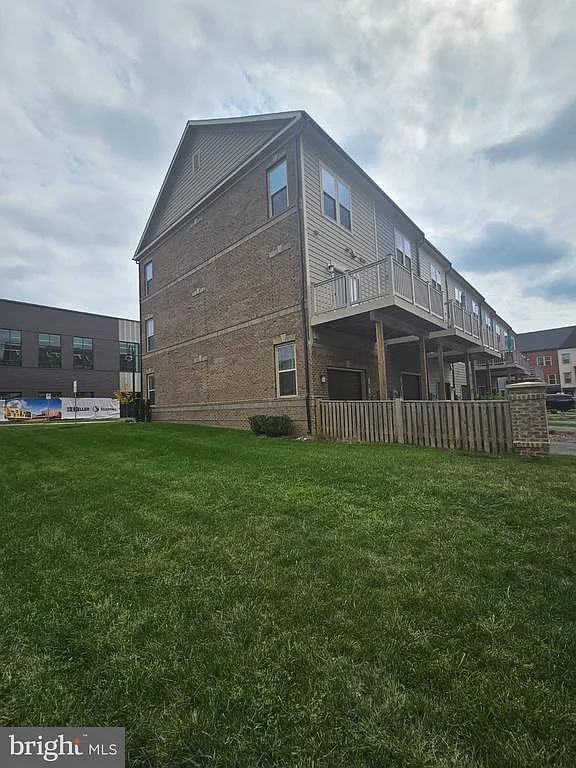 3 bed, 3.5 bath, 1632 sqft, $4,300 — Photo 4