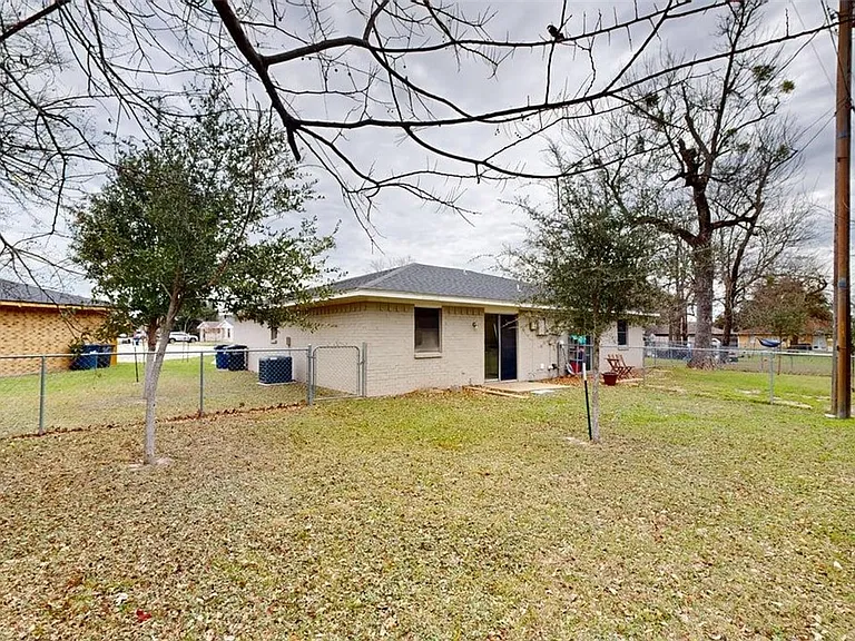 1605 Cloverdale Ct — Photo 16