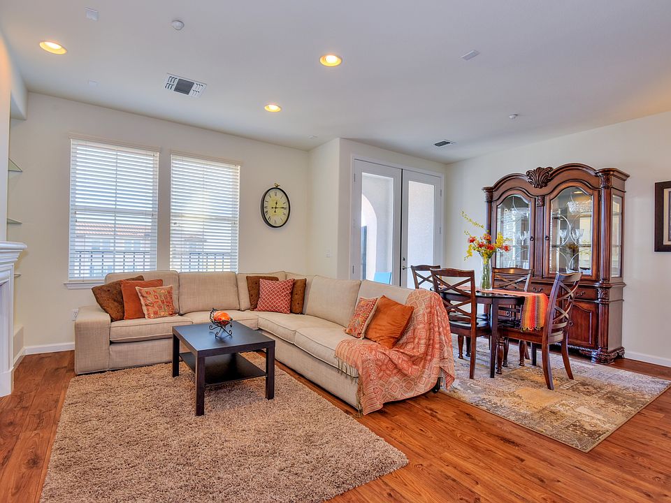 Bright top floor condo