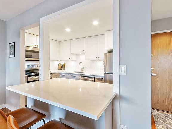 3rd image of 2215 Dundas St #408