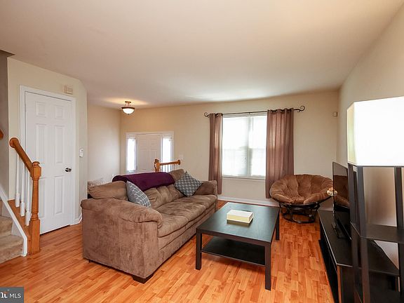 3rd image of 303 Backridge Ct