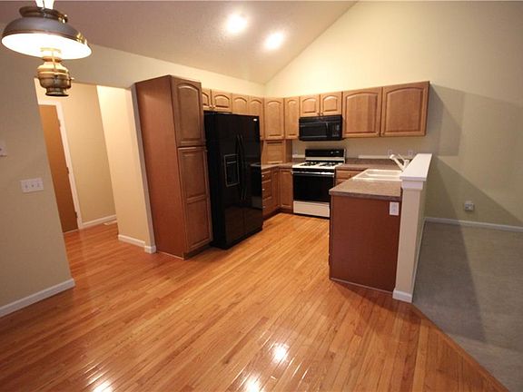 4th image of 23 Maier Cir