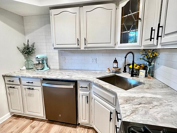 4th image of 235 Iroquois Park Pl