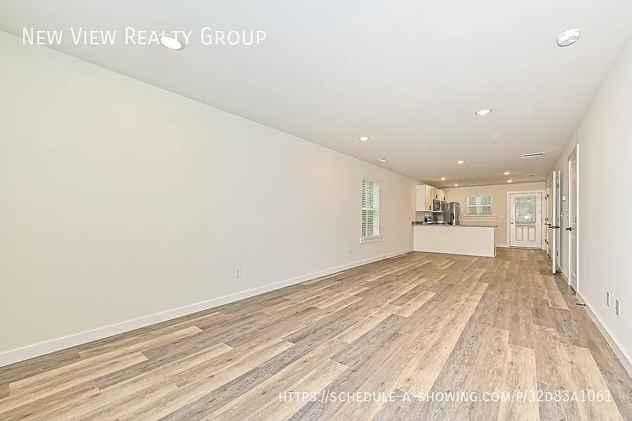 3 bed, 2.5 bath, 1334 sqft, $1,595 — Photo 2