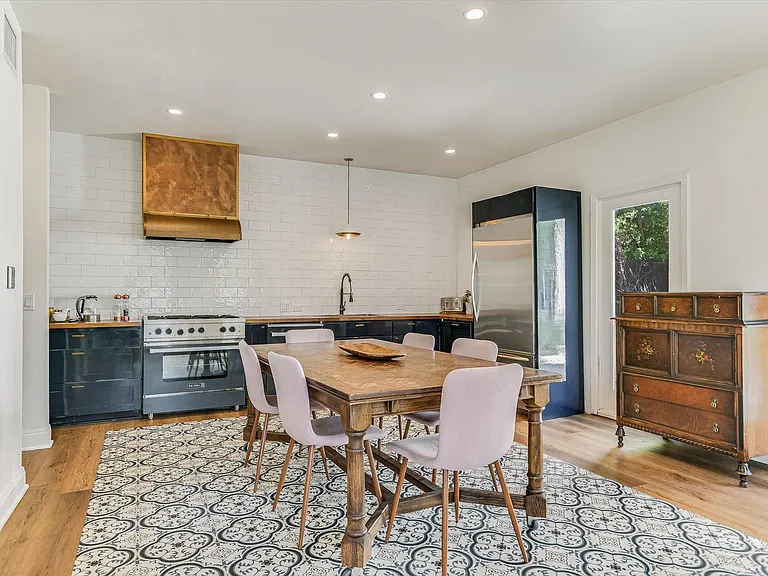 1300 Navasota St — Photo 3