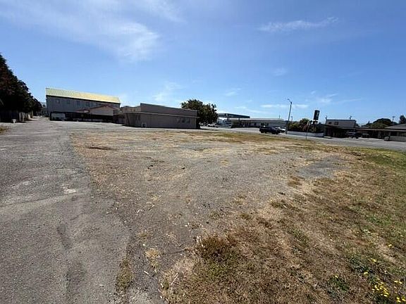 4th image of 860 Main St