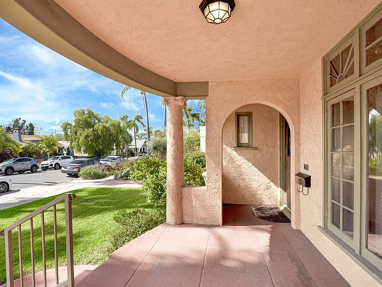 4725 Kensington Dr — Photo 2