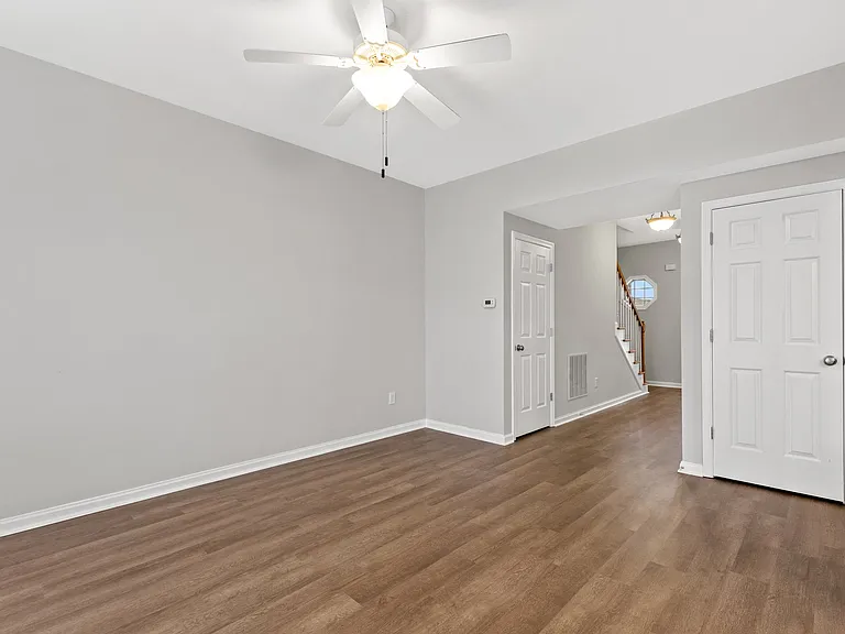 136 Lowell Ct — Photo 5