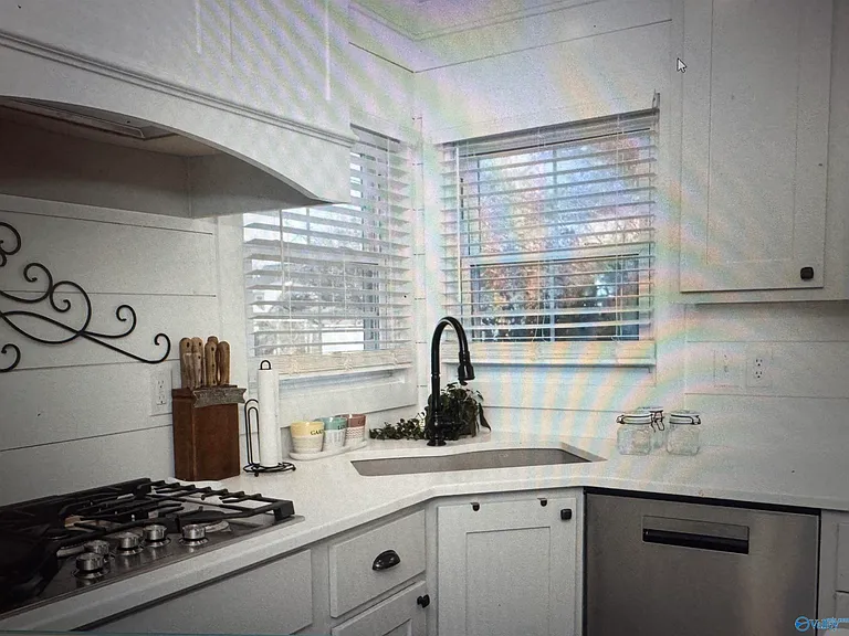 208 Surrey Rd SW — Photo 9