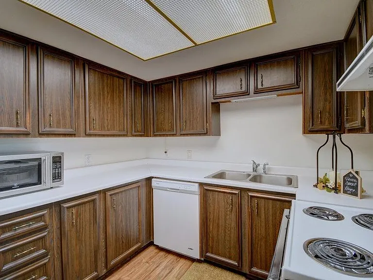 931 Country Club Dr SE #J — Photo 5
