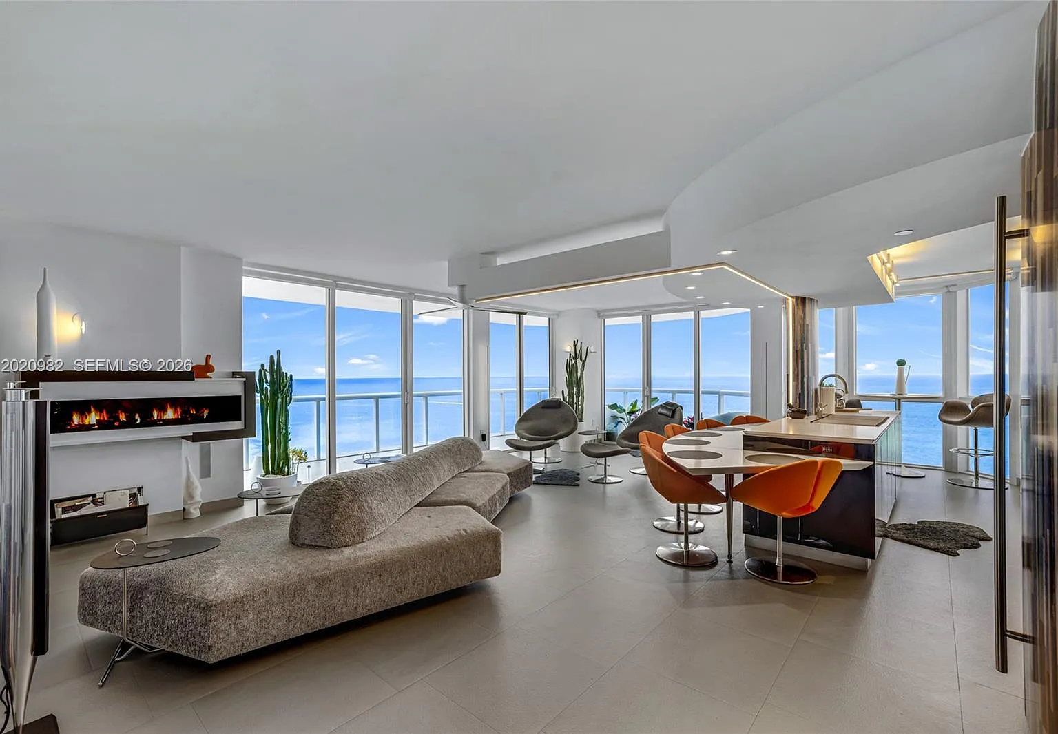 Akoya Condo — Photo 2