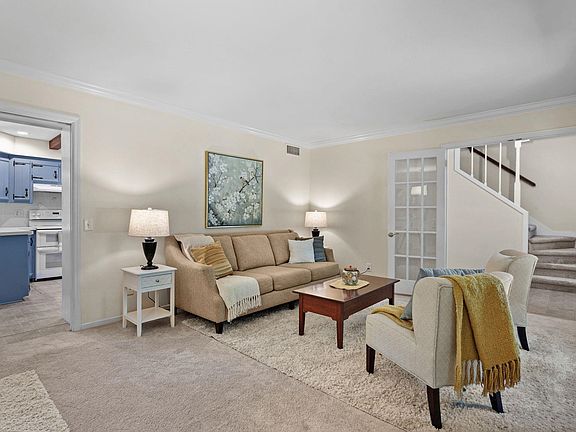 5th image of 10 Stonecrest Cir