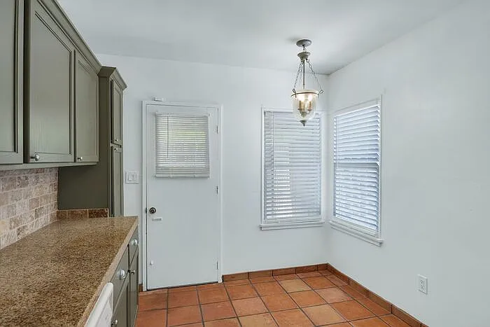 1209 E Meadowbrook Ave — Photo 11