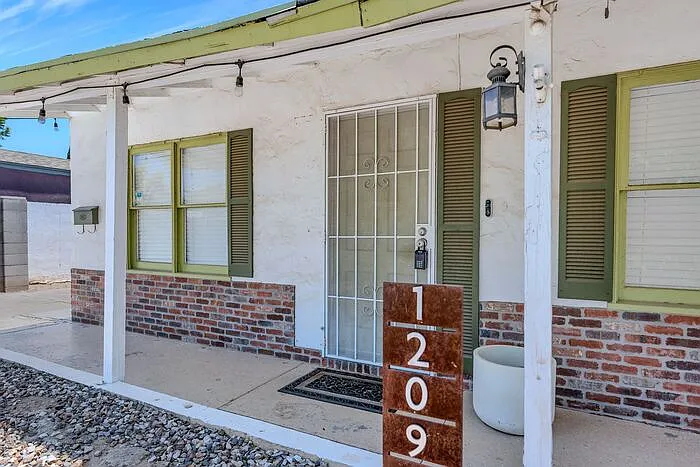 1209 E Meadowbrook Ave — Photo 4