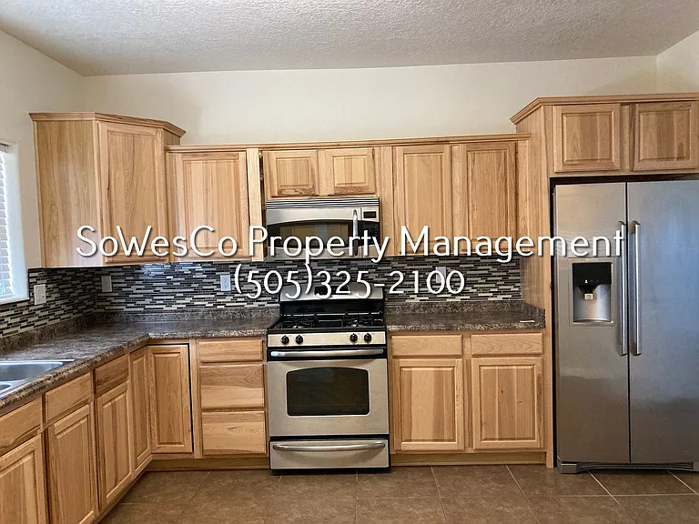 961 Katherine Ave — Photo 4