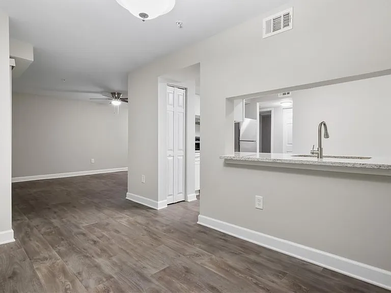 1012 Seasons Pkwy — Photo 10