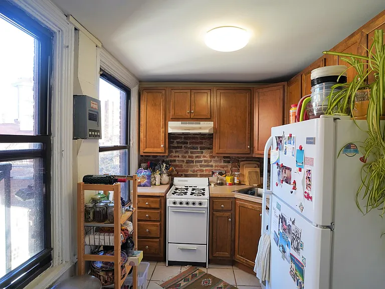 209 W Madison St #4 — Photo 6