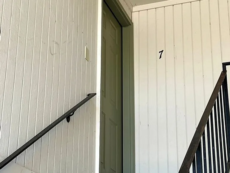 1125 Wyatt Ave — Photo 2
