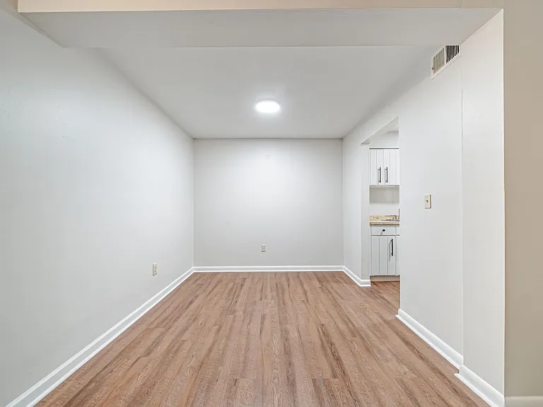 Brooklane Manor Apartments — Photo 30