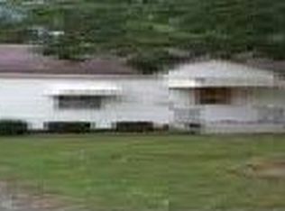 910 Rider St, Flora, IL 62839