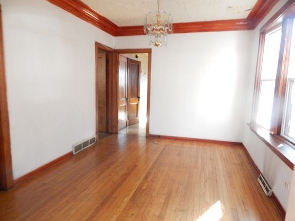3rd image of 5600 S Maplewood Ave