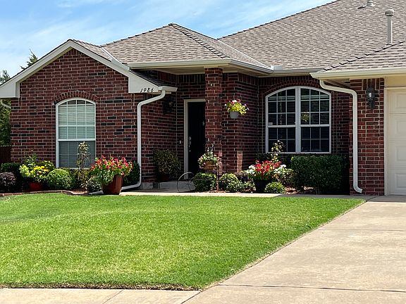 Lots of room to plant seasonal flowers