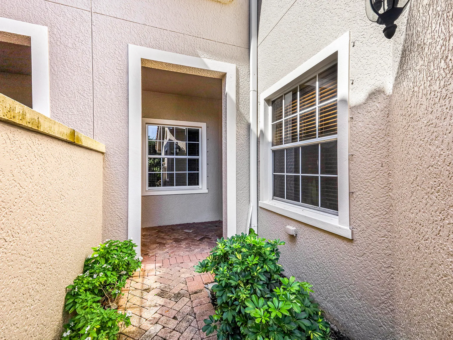 3 bed, 2408 sqft, $3,000 — Photo 2