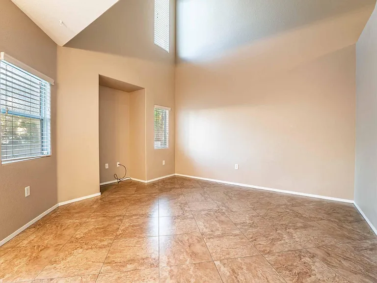 2000 Quartz Cliff St #104 — Photo 5