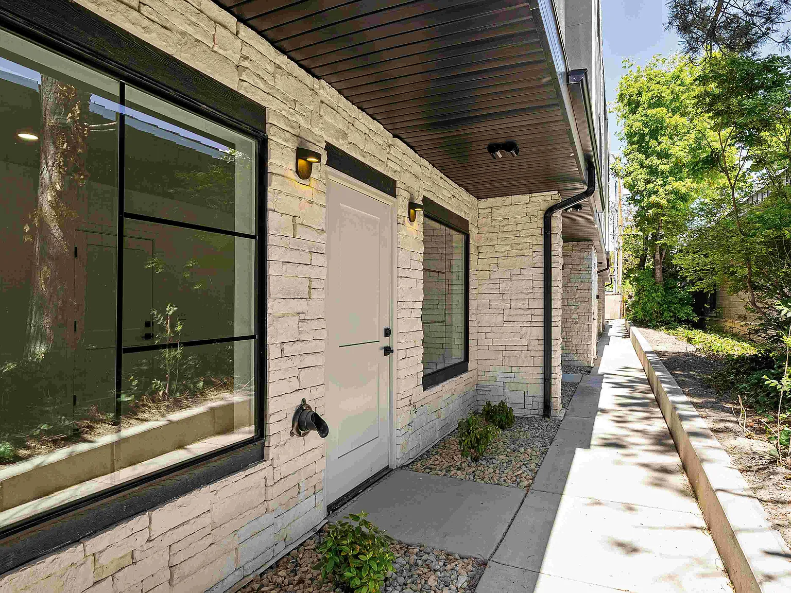 321 E 2100 S — Photo 3