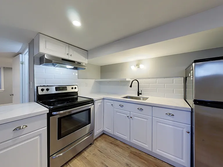 2 Howard Cres #2 — Photo 8