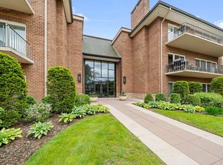 6 Oak Brook Club Dr APT J104, Oak Brook, IL 60523