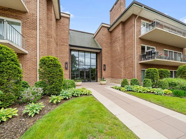 6 Oak Brook Club Dr APT J104, Oak Brook, IL 60523