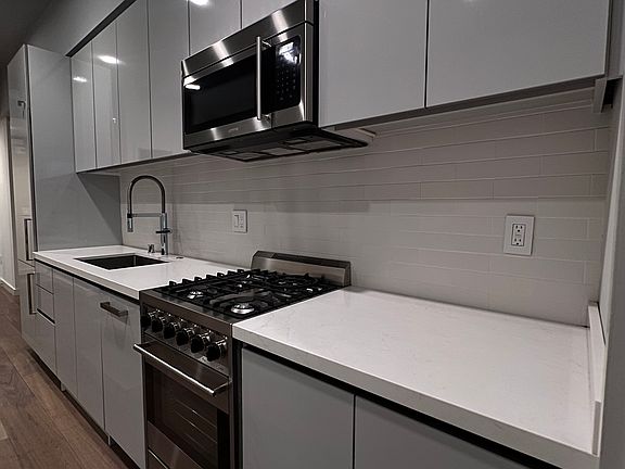 3rd image of 824 Hyde St #101