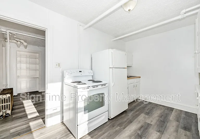 220 Summit Ave #BASEMENT — Photo 1