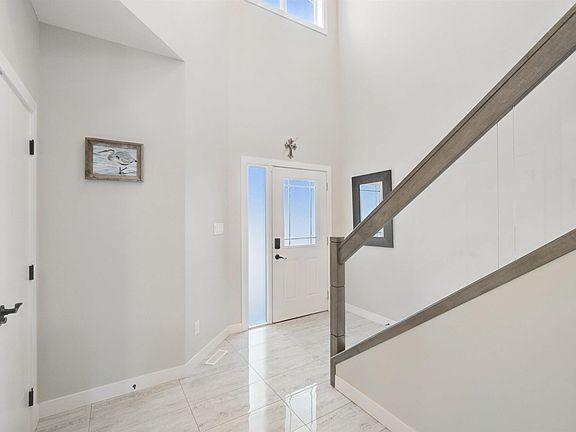 4th image of 3895 Robins Cres NW