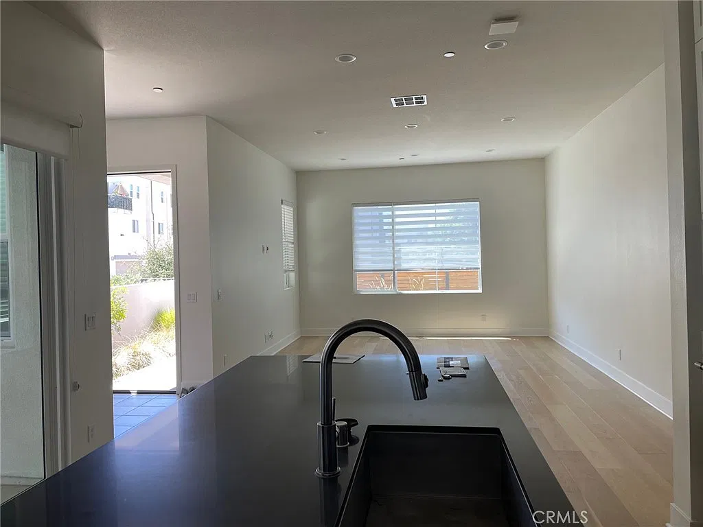 3 bed, 2.5 bath, 1890 sqft, $5,200 — Photo 2