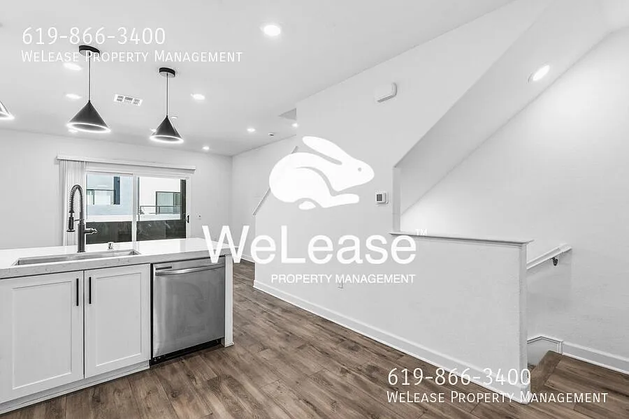 Half-Off the first month's rent!! Modern fully equipped 3 bed, 3 bath home! — Photo 3