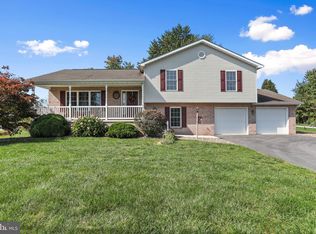 1074 Hamilton Dr, Chambersburg, PA 17202