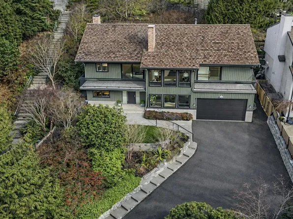 284 Montroyal Blvd, North Vancouver, BC V7N 4E5