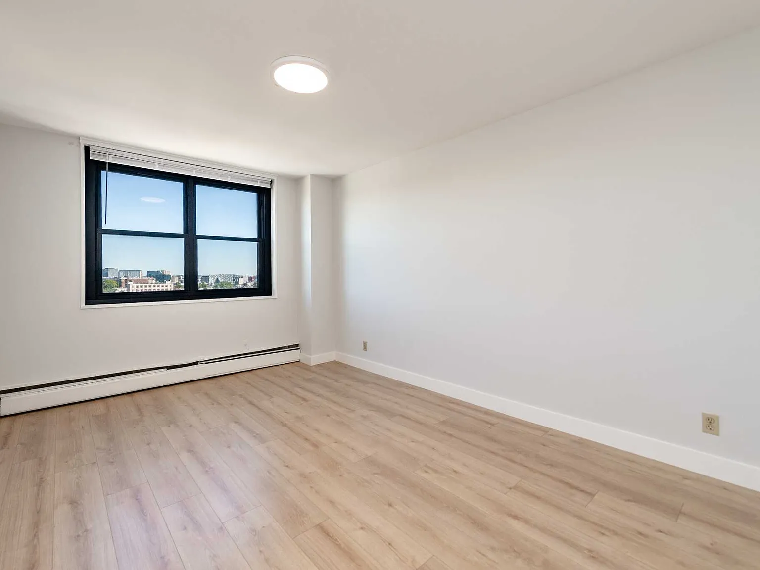 3 bed, 1.5 bath, $4,100 — Photo 2